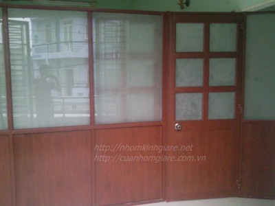 vach-ngan-phong-ngu-nhom-kinh.jpg