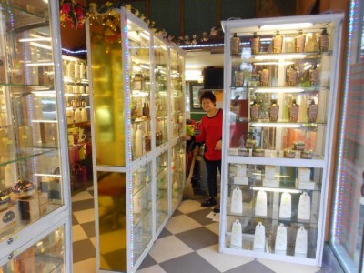 lam-tu-kinh-ban-hang-tien-cuong