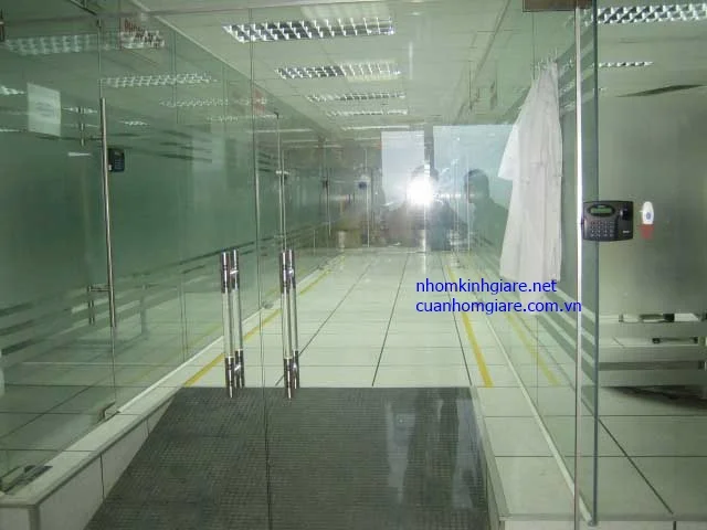 mau-cua-kinh-cuong-luc-dep-tphcm-3.jpg