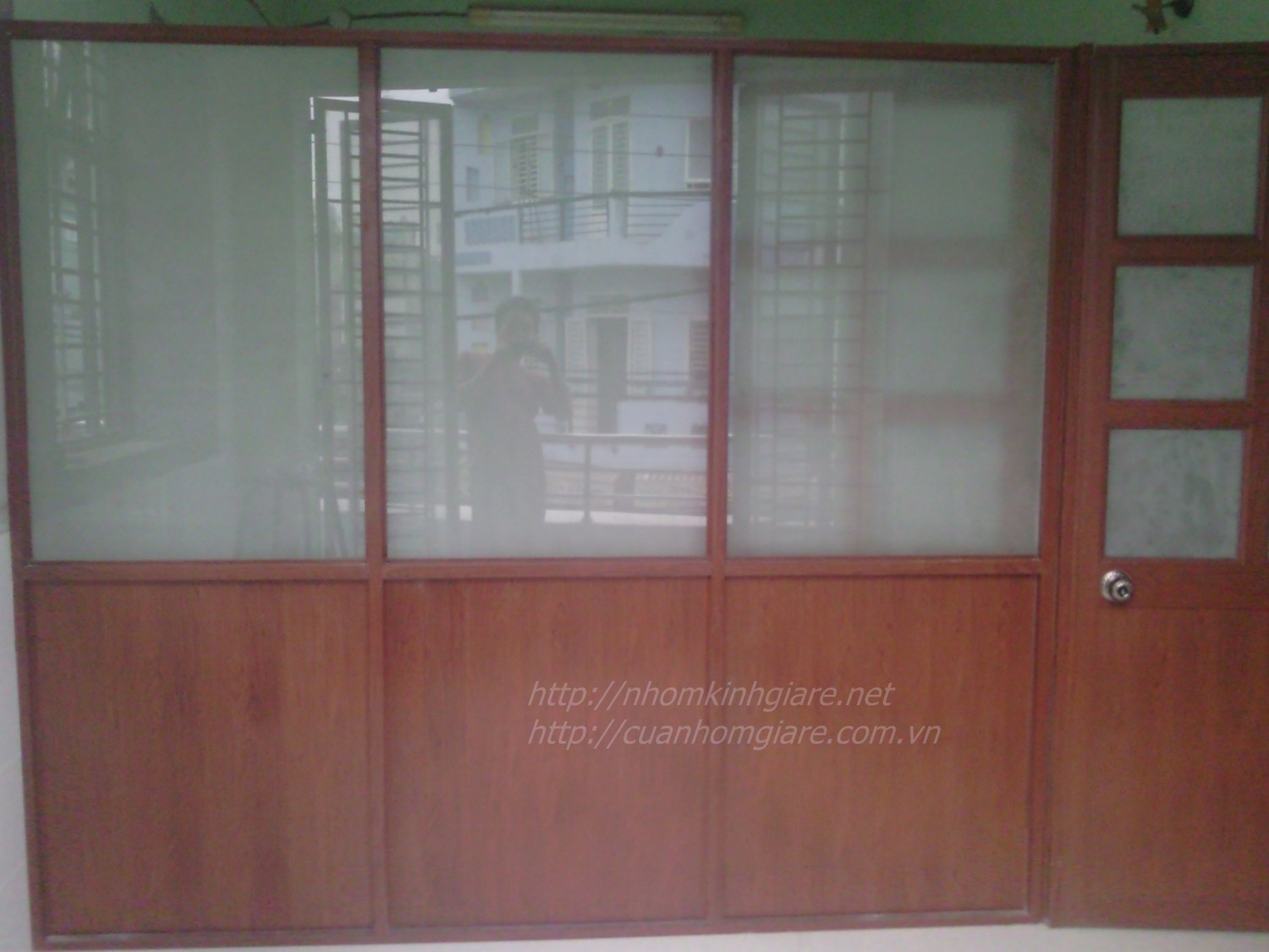 vach-ngan-nhom-kinh-tien-cuong