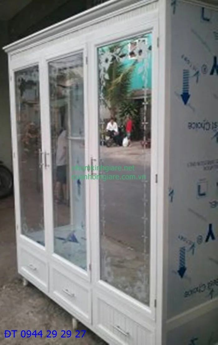 Giá tủ quần áo bằng nhôm kính 3