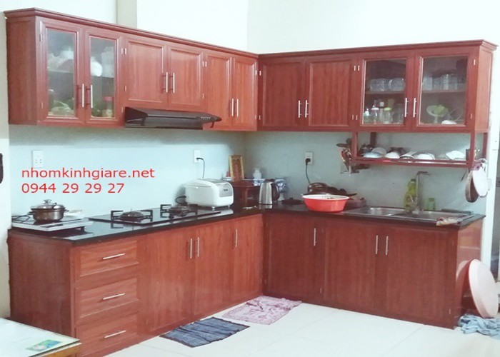 Làm tủ bếp nhôm kính vân gỗ 2