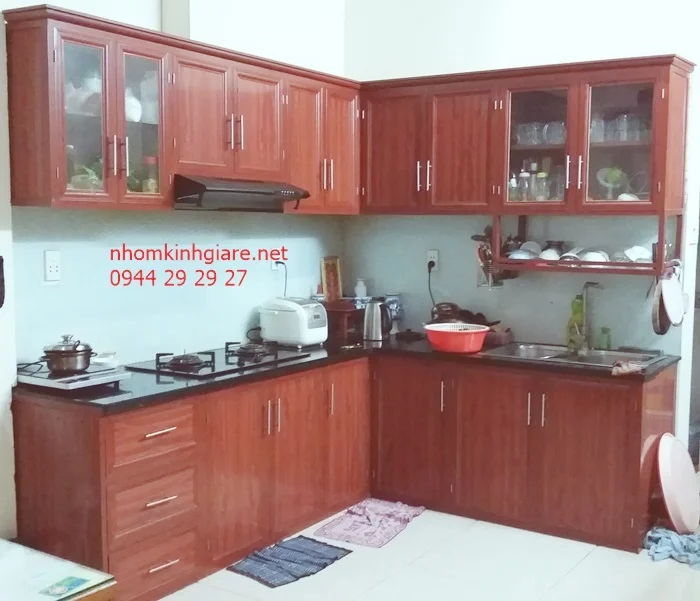 Tủ bếp nhôm kính vân gỗ 1