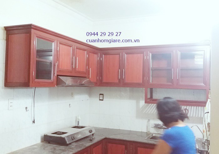 Làm tủ bếp nhôm kính vân gỗ 3