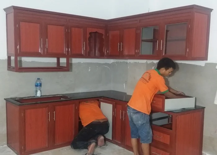 Tủ bếp khung nhôm kính vân gỗ 3