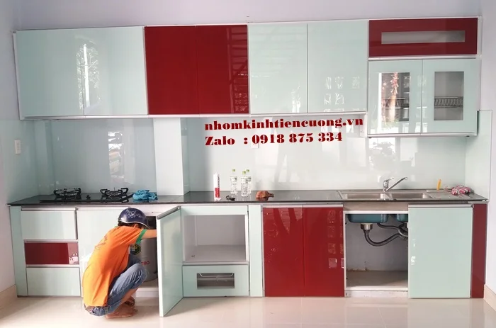 Làm tủ bếp nhôm kính 1