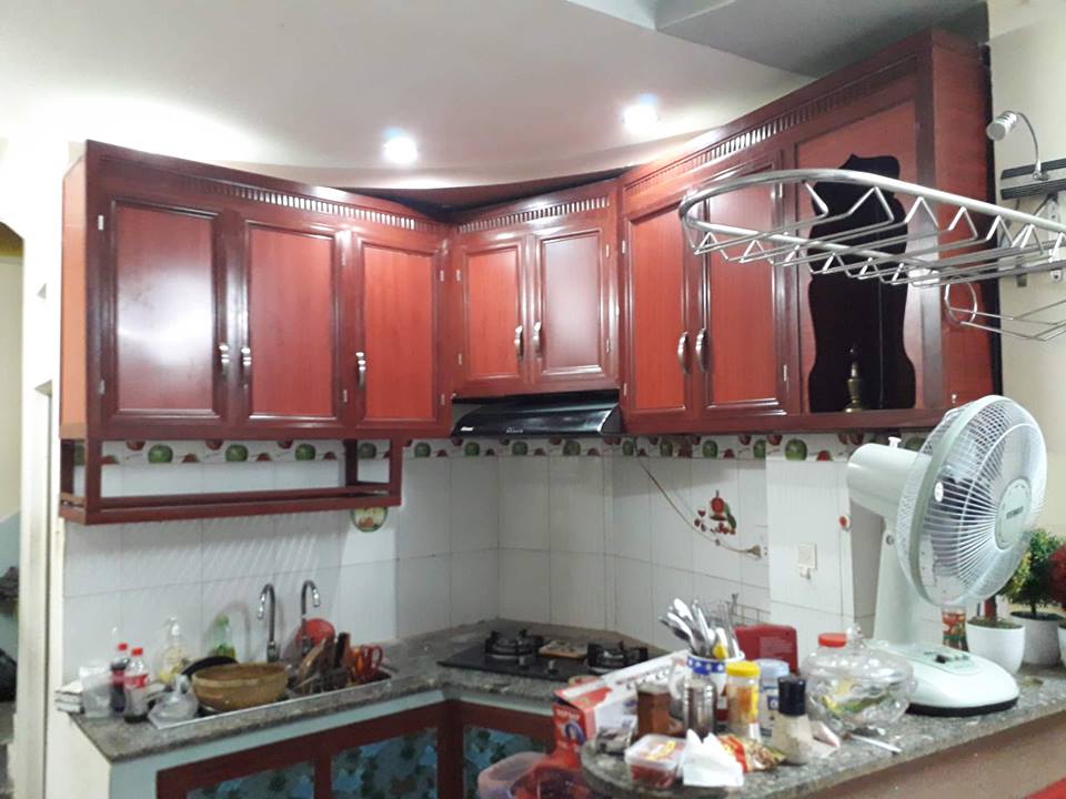Làm tủ bếp nhôm kính vân gỗ 4
