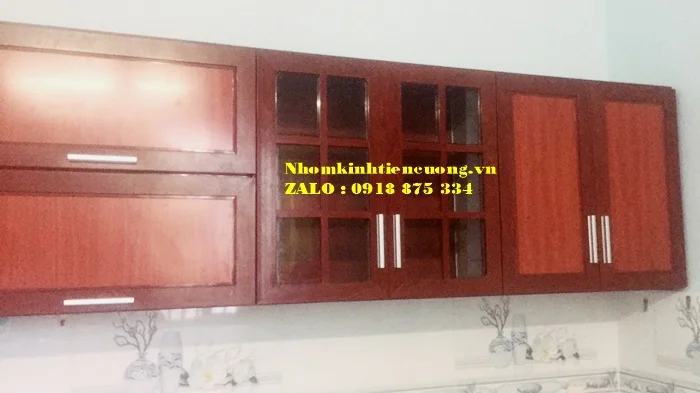 Tủ bếp nhôm kính màu vân gỗ 2