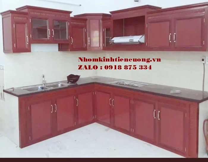Mẫu tủ bếp nhôm kính vân gỗ 3