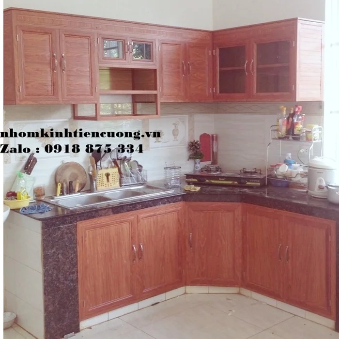 Mẫu tủ bếp nhôm kính vân gỗ 2