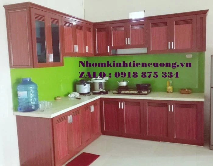 Tủ bếp nhôm kính màu vân gỗ 3