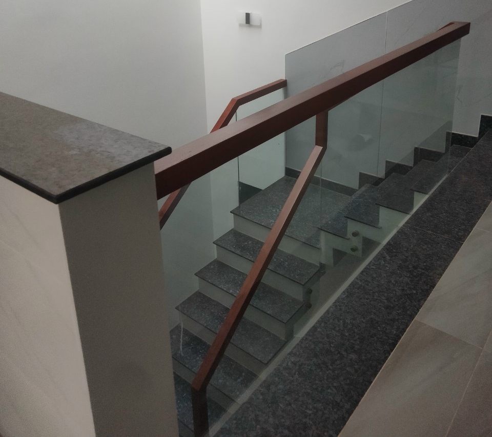 Lan can kính cường lực 3