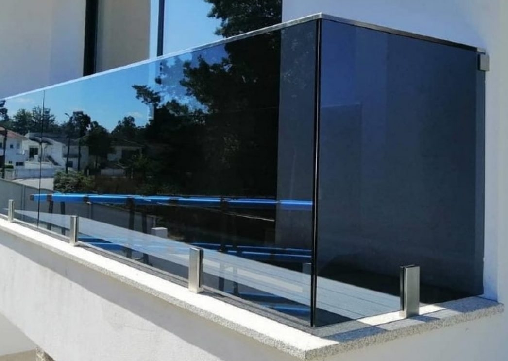 Lan can kính cường lực 2