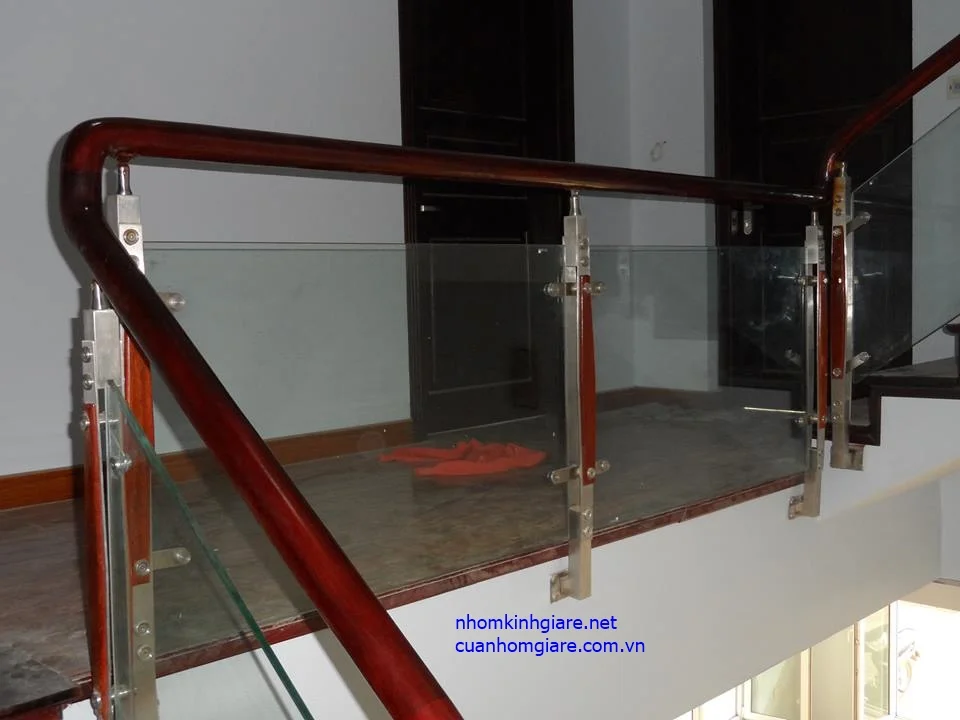 Lan can kính cường lực 4