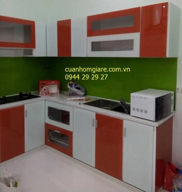 Tủ bếp nhôm cánh kính 2