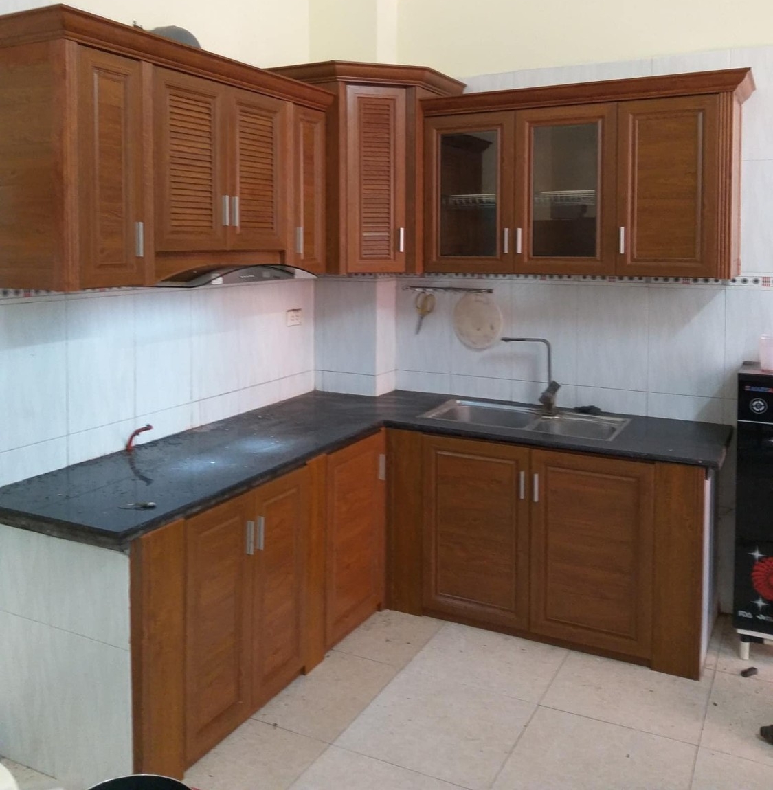 Tủ bếp nhôm giả gỗ 3