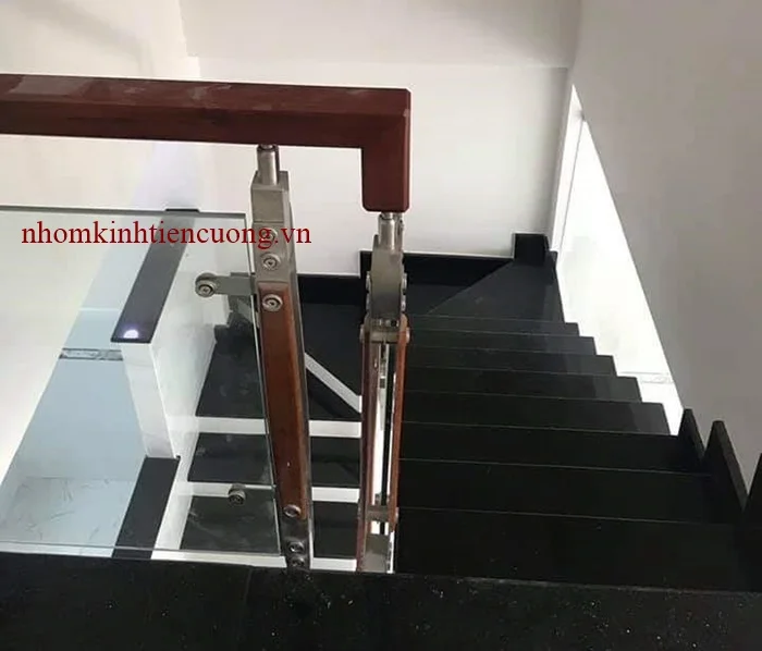 Lan can kính cường lực 1