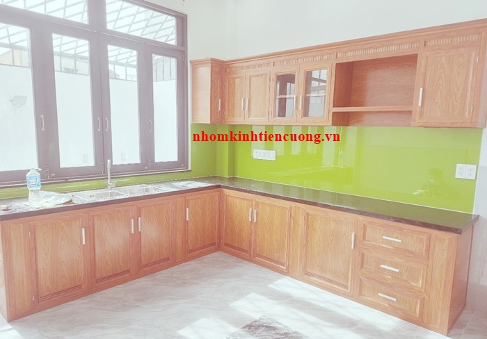 mẫu tủ bếp nhôm giả gỗ 5