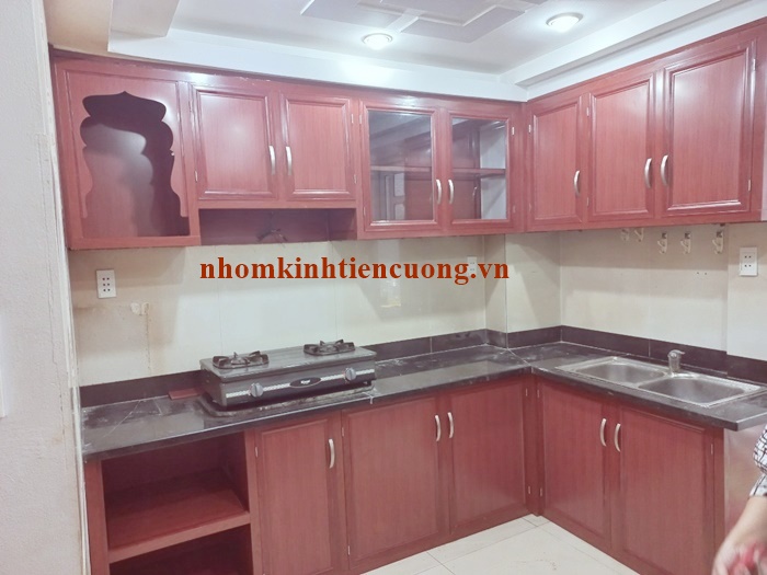 mẫu tủ bếp nhôm giả gỗ 6