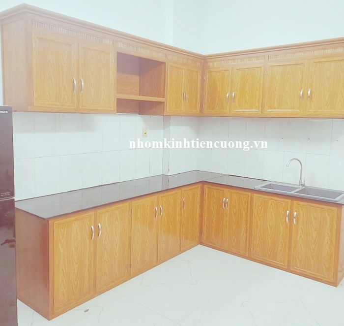 mẫu tủ bếp nhôm giả gỗ 7
