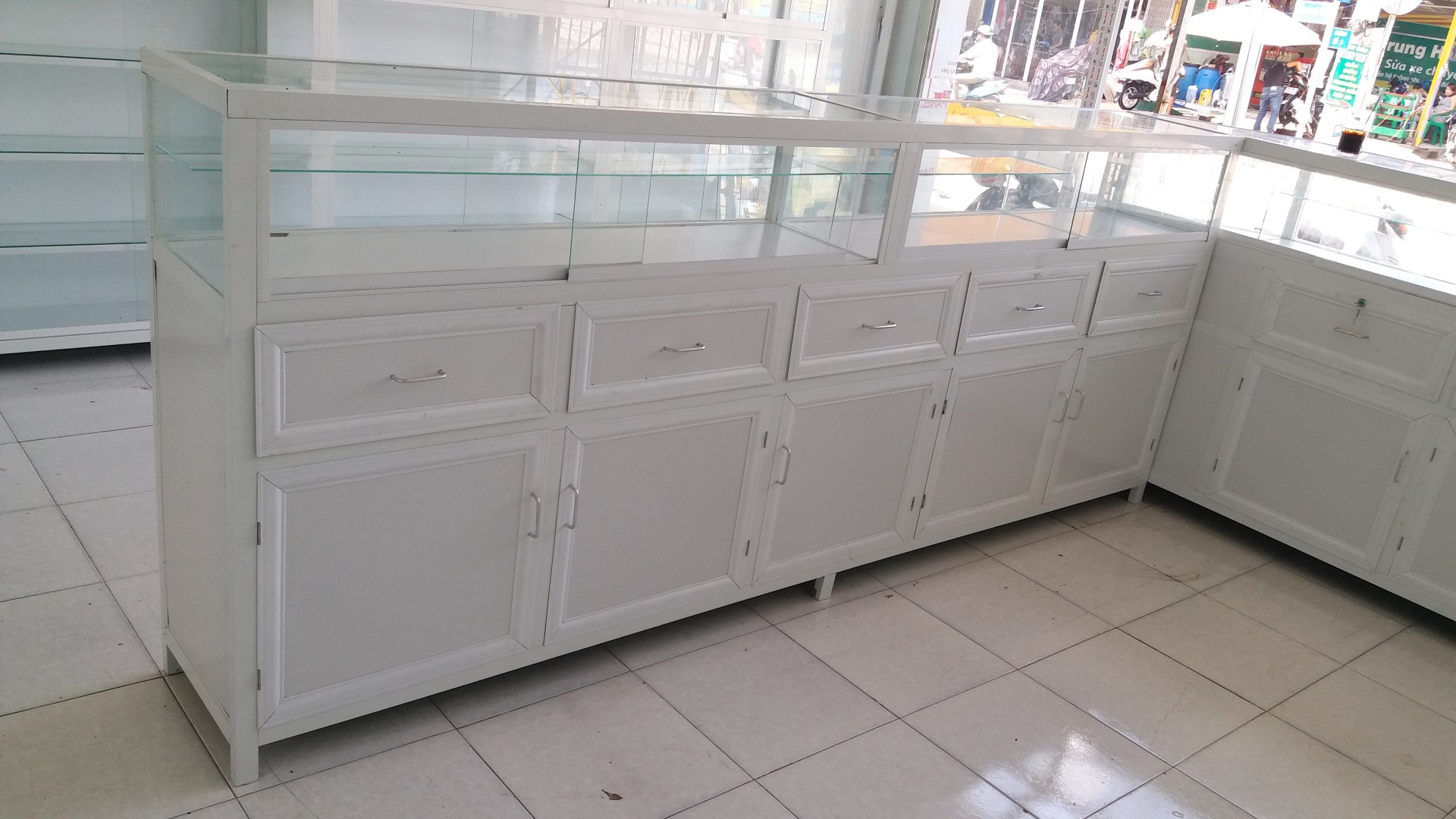 Mẫu tủ quầy thuốc tây đẹp 3