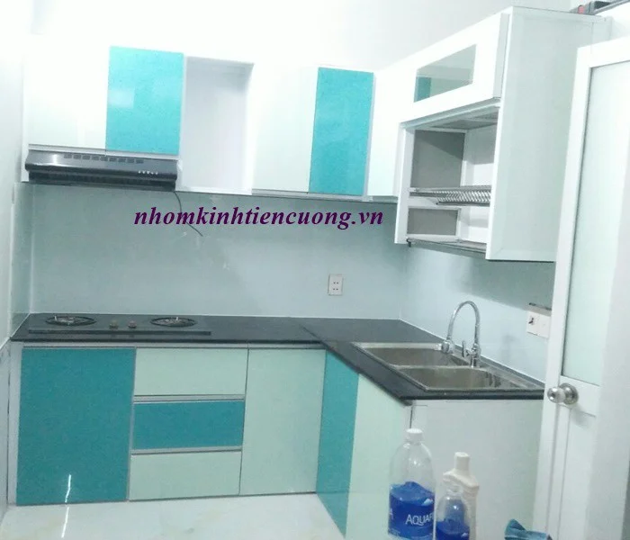 kính ốp bếp màu trắng sữa